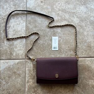 Tory Burch Robinson Crossbody Chain Wallet in color Port